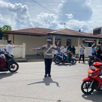 SAT LANTAS POLRES KEPULAUAN ARU BERIKAN PENGAMANAN SAAT PELAKSANAAN SHOLAT JUMAT.