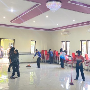Bakti Religi, Polres SBT Laksanakan Pembersihan di Gereja Sinar Kasih Bula