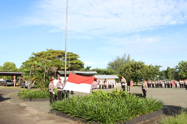 Peringati Hari Kesadaran Nasional, Kapolres Kepulauan Tanimbar pimpin upacara bendera