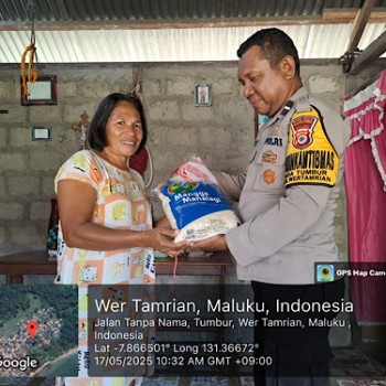 Wujud Polisi baik hati, Bhabinkamtibmas Tumbur berikan bantuan bagi salah satu Warga kurang mampu