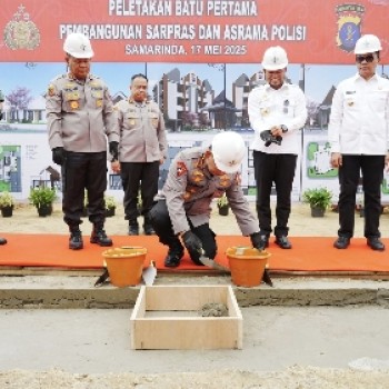 Hadiri Ground Breaking Asrama Polresta Samarinda, Kapolri Bagikan Sumur Bor-Sembako ke Warga