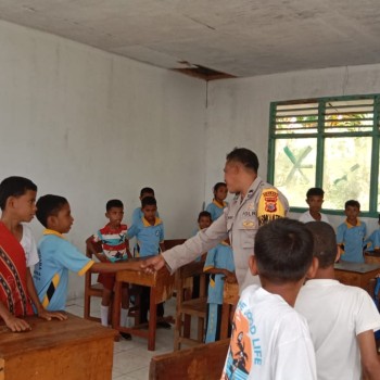 Polsek Mdona Hyera Satuan Gencarkan Sosialisasikan Bullying di Sekolah SD Negeri Romdara