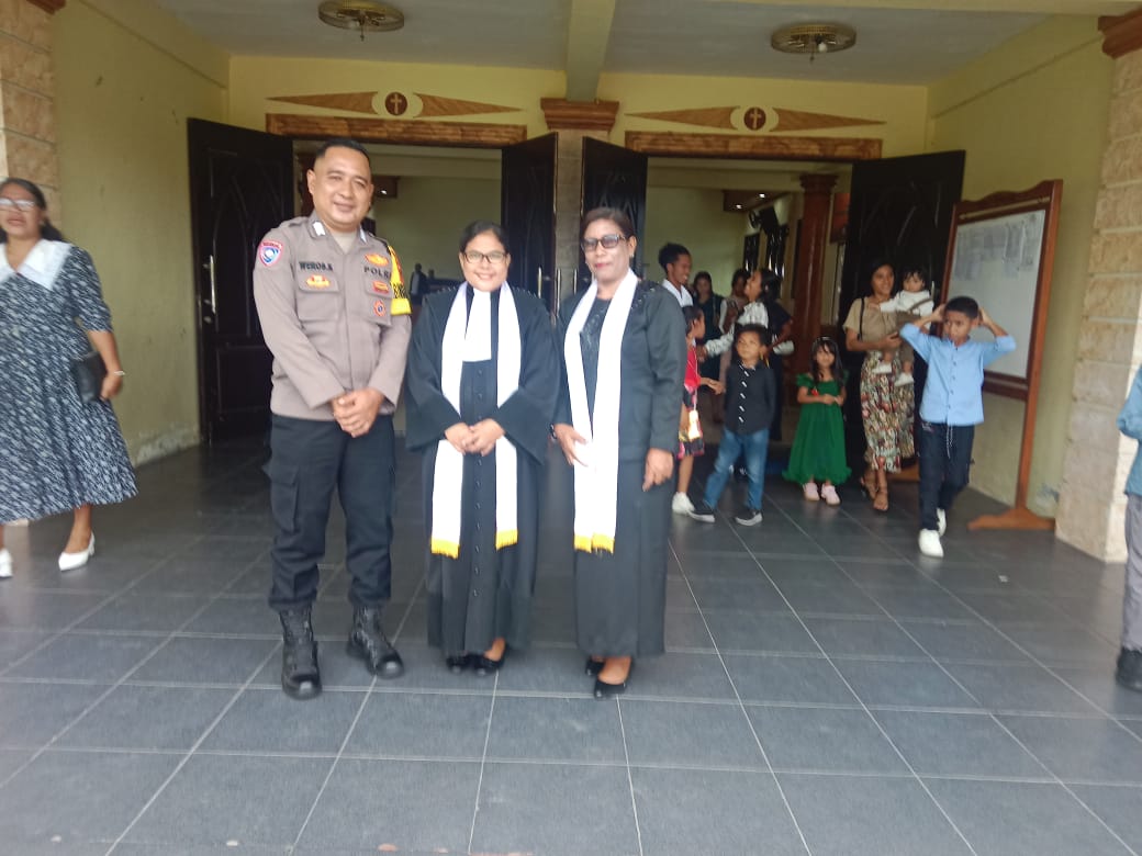 Bhabinkamtibmas Polsek Waipia Kembali Lakukan Pengamanan Ibadah Minggu