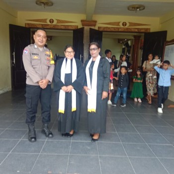 Bhabinkamtibmas Polsek Waipia Kembali Lakukan Pengamanan Ibadah Minggu