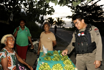 Dari Pantai Hecnuk ke Muara Tami, Satgas Humas Ops Damai Cartenz-2025 Tunjukkan Wajah Humanis Polri