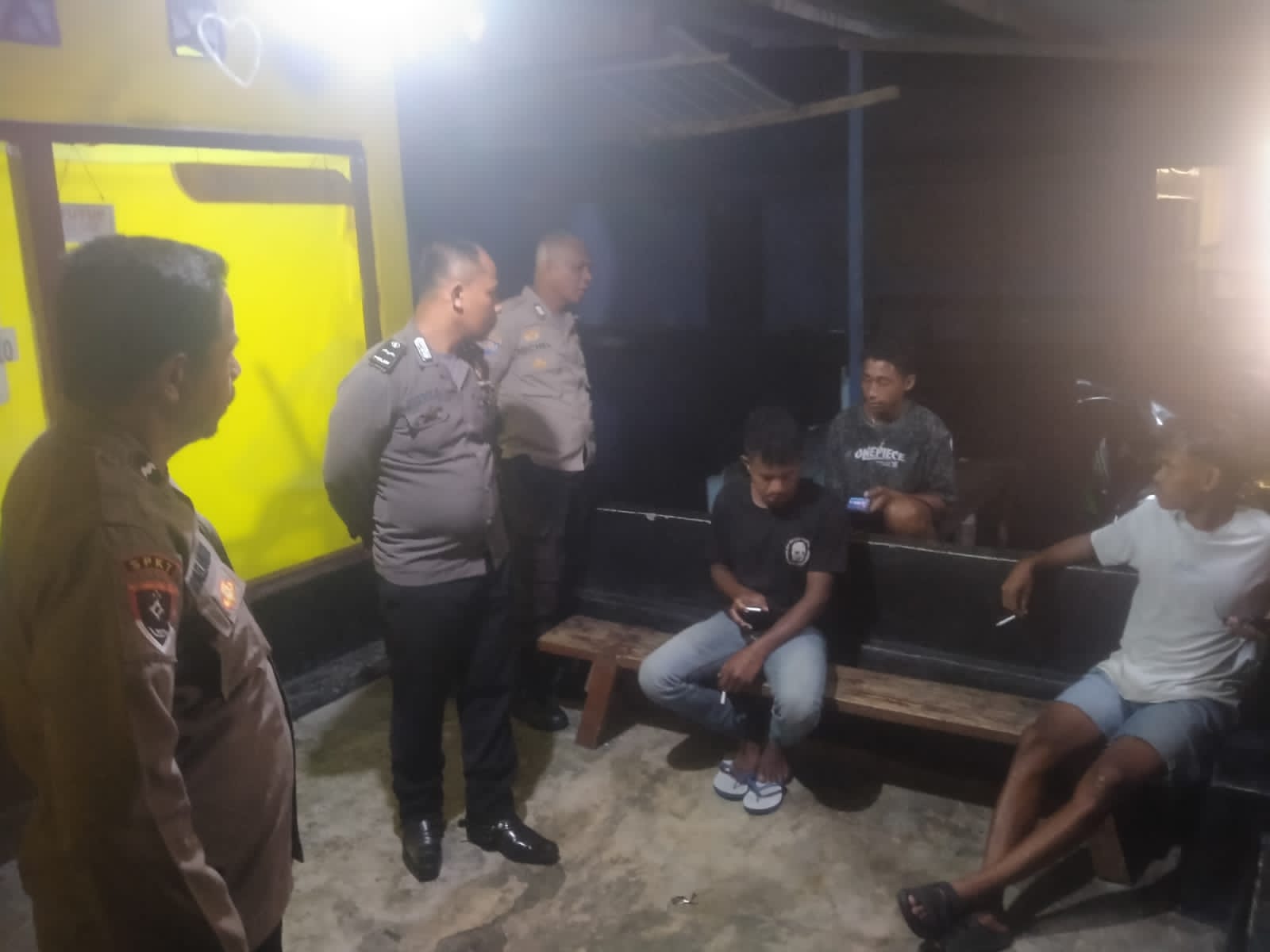 Laksanakan Patroli Malam Cara Polsek Waipia Atasi Gangguan Kamtibmas