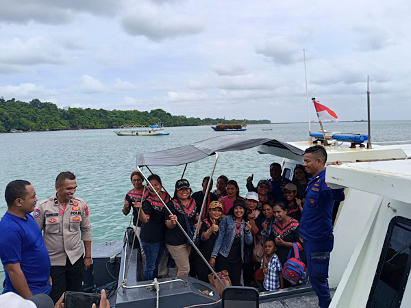 Lancarkan aktivitas Keagamaan, Sat Polair Polres Kepulauan Tanimbar kawal dan amankan giat Masyarakat