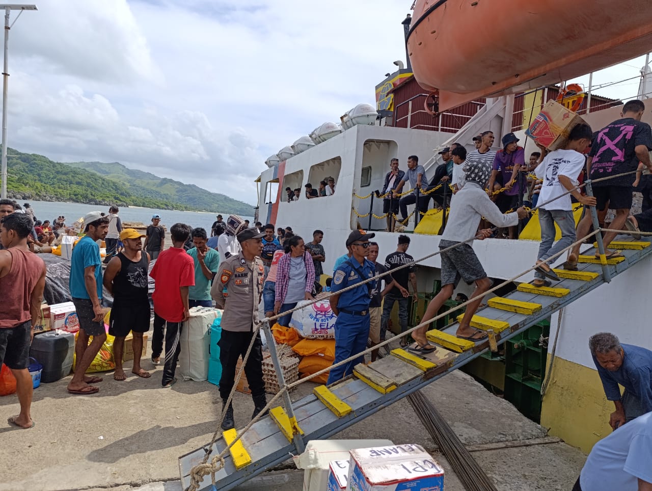 KPPP Polsek Mdona Hyera Himbau Warga Beraktifitas Dengan Tertib di Pelabuhan Laut Mahaleta
