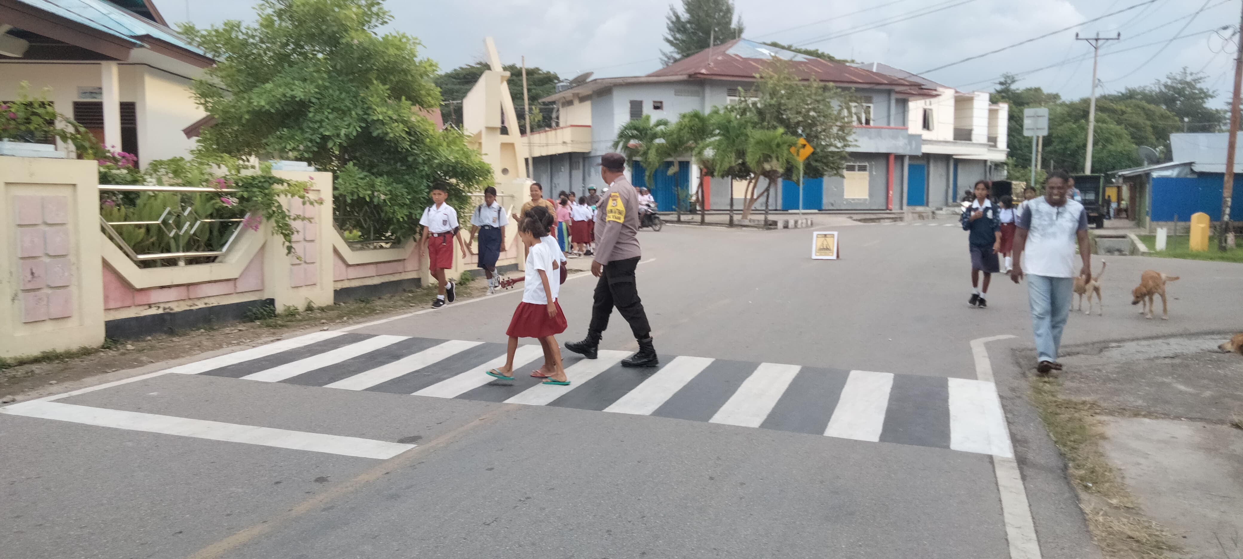Polsek Kisar Gatur Jalan, Mengingatkan Warga Patuhi Aturan Lalu Lintas di Jalan Raya