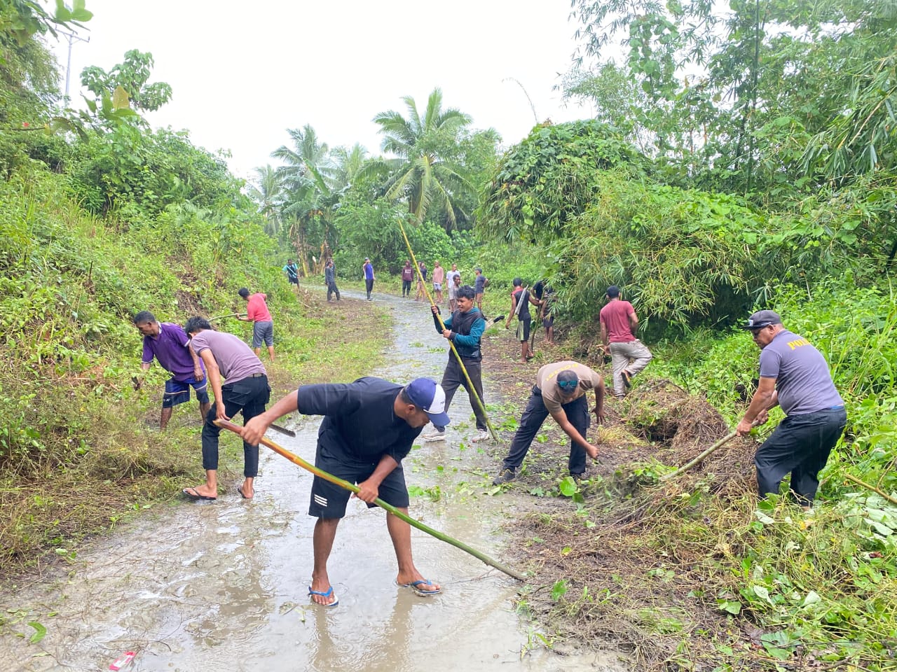 Bersama warga, Pospol Teor Laksanakan Kerja Bakti Bersihkan Jalan