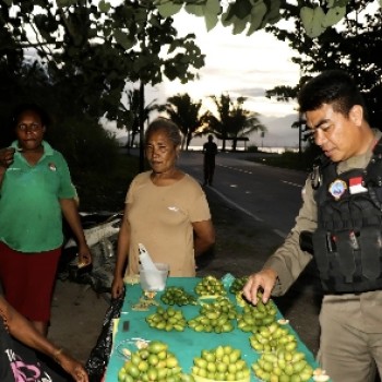 Dari Pantai Hecnuk ke Muara Tami, Satgas Humas Ops Damai Cartenz-2025 Tunjukkan Wajah Humanis Polri