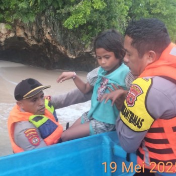Polsek Leksula Evakuasi Lima Warga Bala-Bala yang Alami Kecelakaan Laut