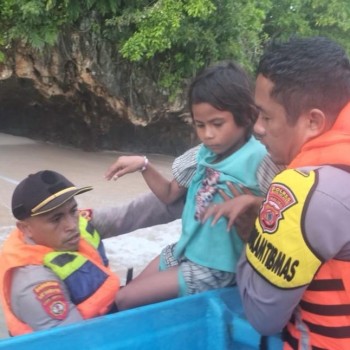 Polsek Leksula Polres Buru Selatan Evakuasi Lima Warga Bala-Bala yang Alami Kecelakaan Laut