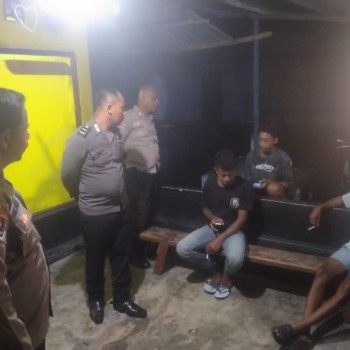 Laksanakan Patroli Malam Cara Polsek Waipia Atasi Gangguan Kamtibmas