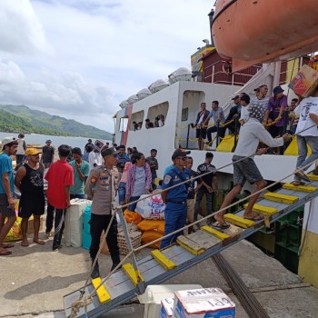 KPPP Polsek Mdona Hyera Himbau Warga Beraktifitas Dengan Tertib di Pelabuhan Laut Mahaleta