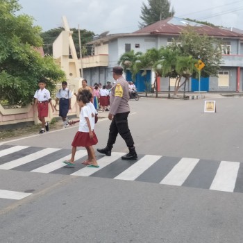 Polsek Kisar Gatur Jalan, Mengingatkan Warga Patuhi Aturan Lalu Lintas di Jalan Raya