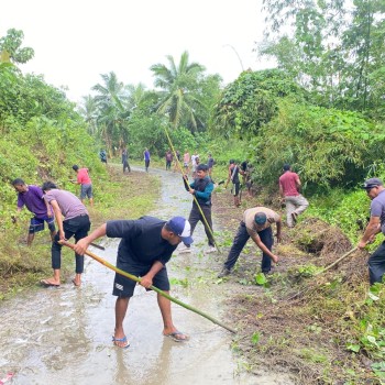 Bersama warga, Pospol Teor Laksanakan Kerja Bakti Bersihkan Jalan