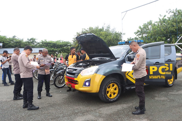 Pastikan kesiapan mobilitas operasional, Kapolres Kepulauan Tanimbar cek kendaraan Dinas