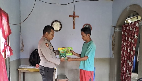 Peduli Swasembada Pangan, Bhabinkamtibmas Tumbur salurkan bantuan bibit sayur