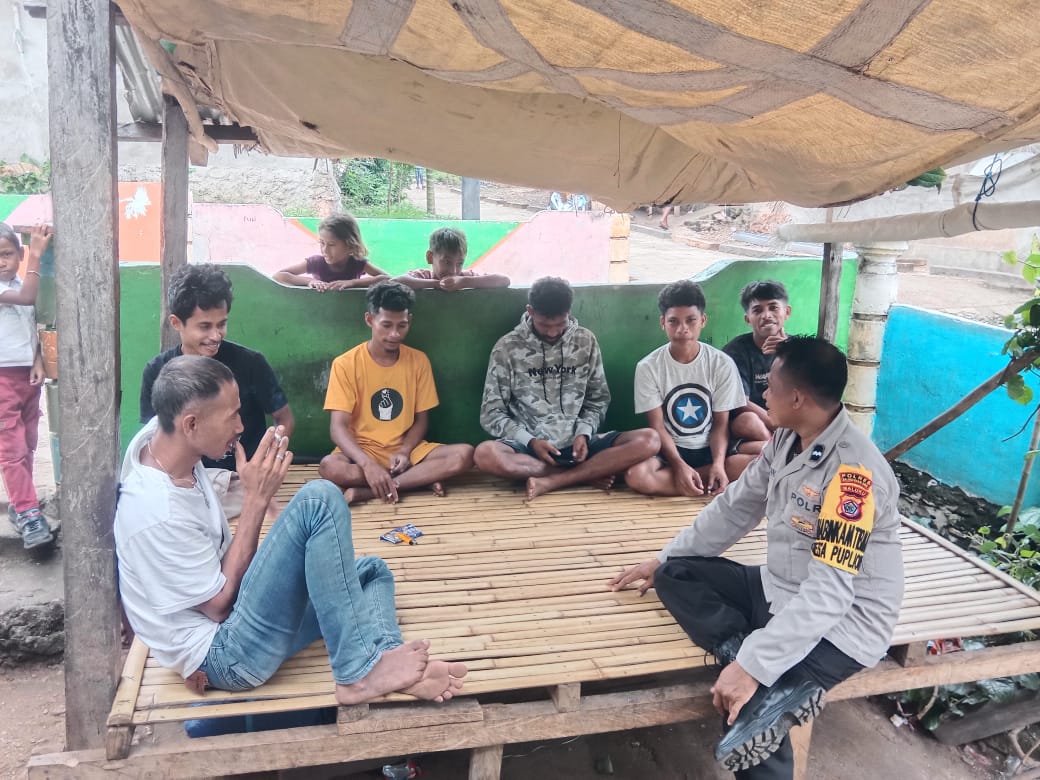 Bhabinkamtibmas Mengedukasi Warga Desa Pupliora Ciptakan Rasa Aman dan Tenteram