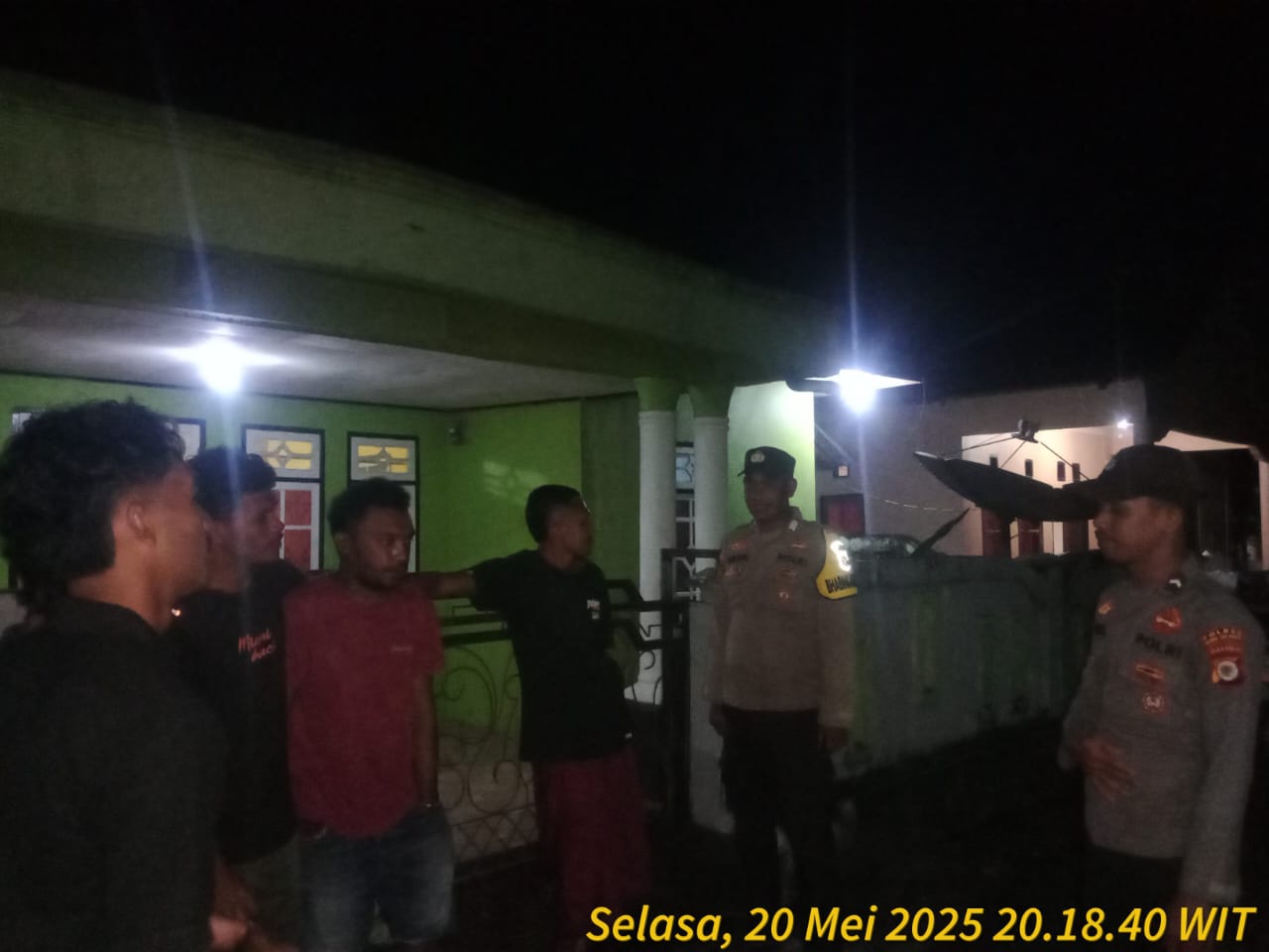 Melalui patroli dan sambang masyarakat pada malam hari Polsek Waesama Cegah Timbulnya Gangguan Kamtibmas