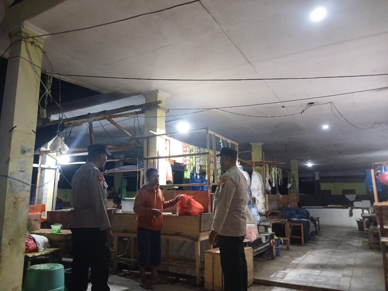 Blue Light Patrol Personil Polsek Namrole Sambangi Pasar Kai wait Namrole