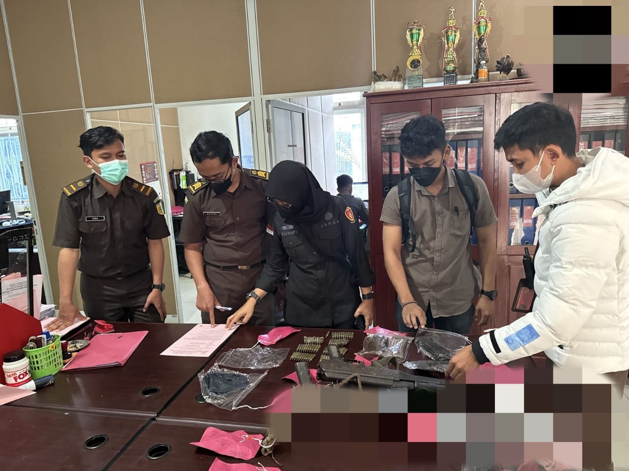 Satgas Gakkum Ops Damai Cartenz 2025 Serahkan Tersangka Aske Mabel dan Barang Bukti ke Kejaksaan Negeri Wamena