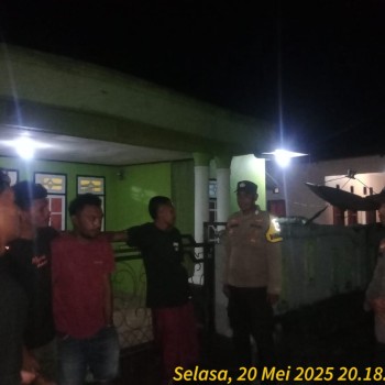 Melalui patroli dan sambang masyarakat pada malam hari Polsek Waesama Cegah Timbulnya Gangguan Kamtibmas