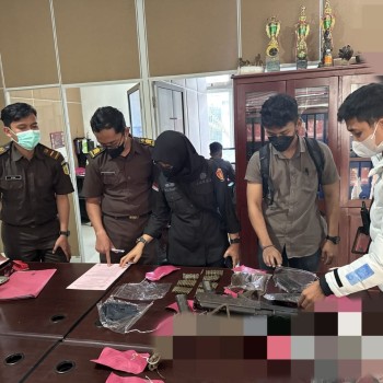 Satgas Gakkum Ops Damai Cartenz 2025 Serahkan Tersangka Aske Mabel dan Barang Bukti ke Kejaksaan Negeri Wamena