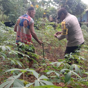 Bhabinkamtibmas Bripka Helwend Dorong Warga Desa Nura Penuhi Kebutuhan Pangan