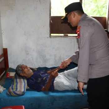 Bangun Kepedulian, Polres Sbb Salurkan Bantuan Ke Janda, Lansia, Yatim, Dan Disabilitas