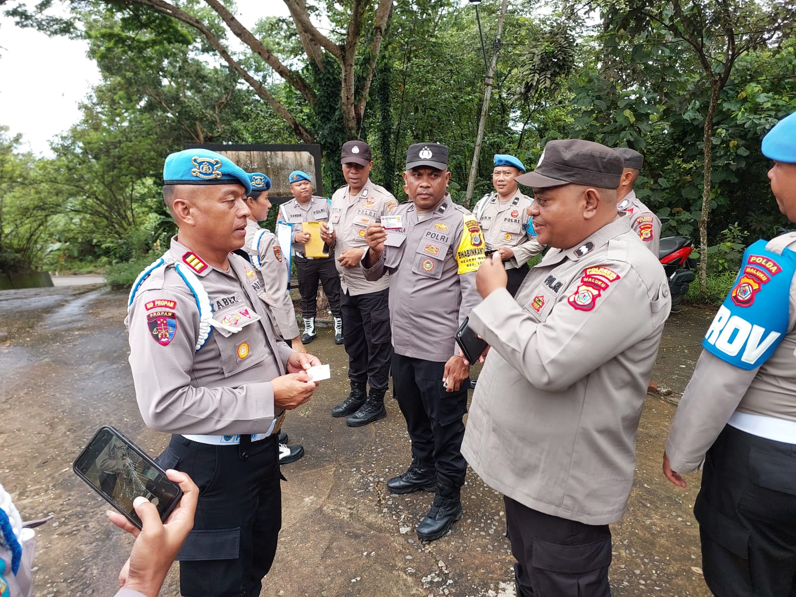 Tim Propam Polda Maluku Lakukan Pemeriksaan Disiplin di Polsek Leihitu Barat