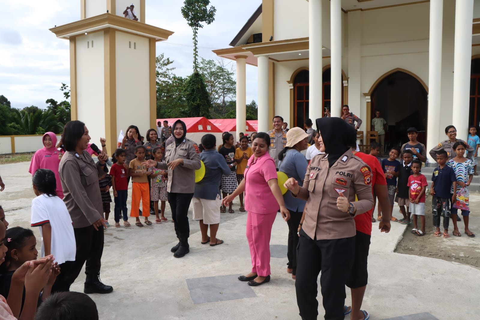 Polres Maluku Tengah Lakukan Trauma Healing Kepada Anak-anak Korban Konflik di Seram Utara