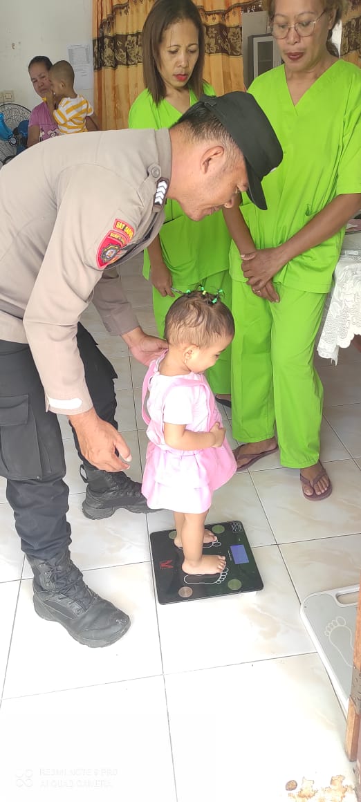 Bhabinkamtibmas Bersama Kader Posyandu Desa Oirata Barat Lakukan Pencegahan Stunting