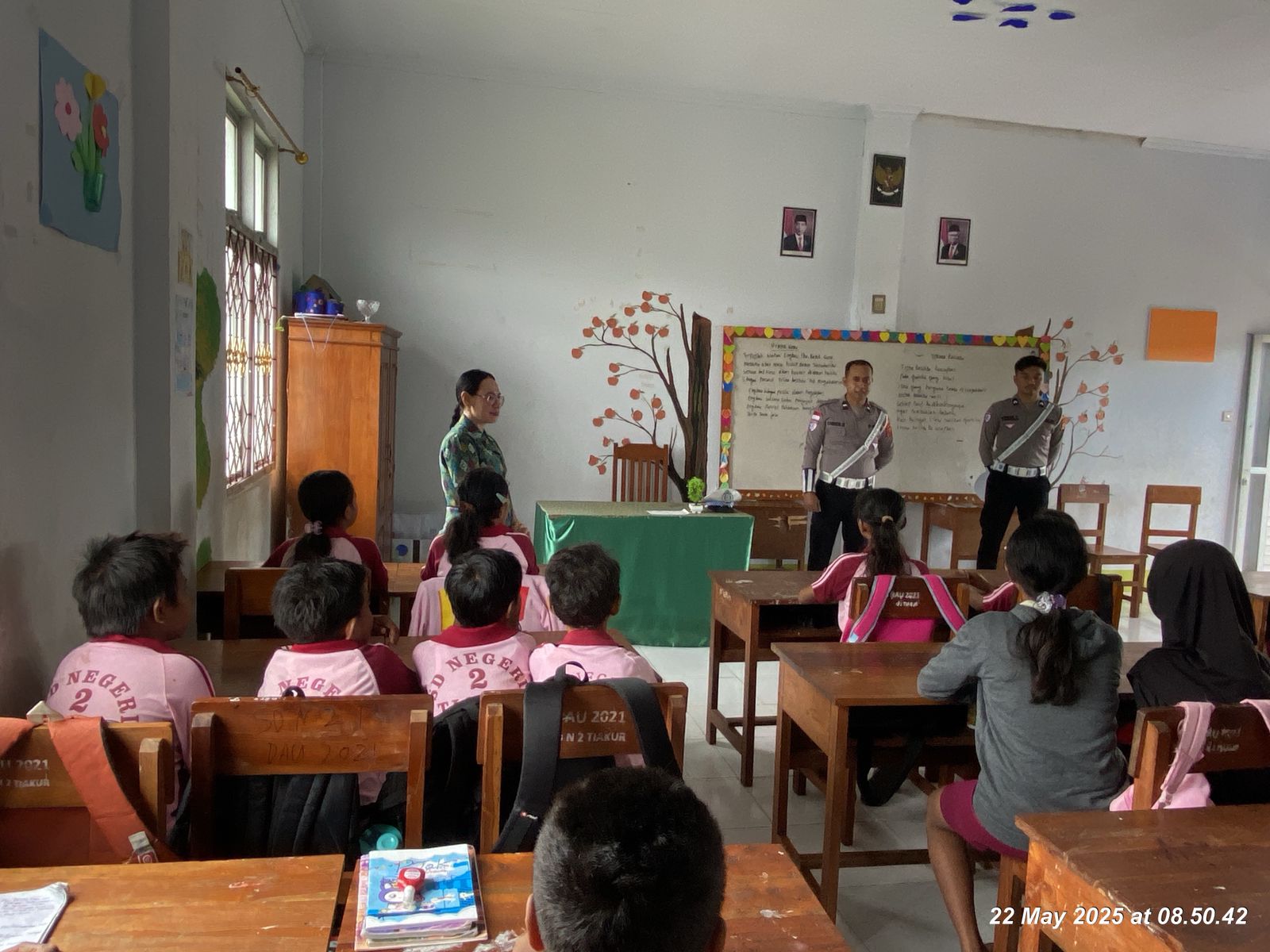 Sat Lantas Polres MBD Edukasi Dikmas Lantas di SD Negeri 2 Tiakur