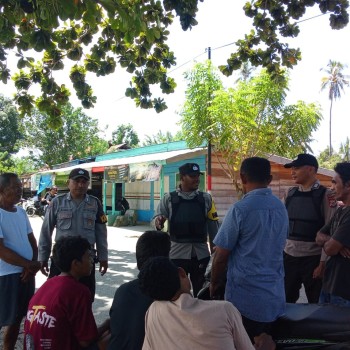 Patroli Rutin Siang Hari, Polsek Waesama Berikan Himbauan Kamtibmas Kepada Masyarakat yang di Jumpai