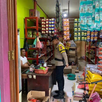 Sambangi Toko Sembako, Bhabinkamtibmas Polsek Namrole  Cek Ketersedian Bahan Pokok Serta Tidak Lupa Juga Sampaikan Pesan Kamtibmas