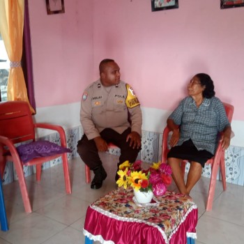 Bhabinkamtibmas Negeri Yafila AIPDA M.R. Werluka Kembali melaksanakan Door to Door System (DDS)