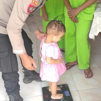 Bhabinkamtibmas Bersama Kader Posyandu Desa Oirata Barat Lakukan Pencegahan Stunting