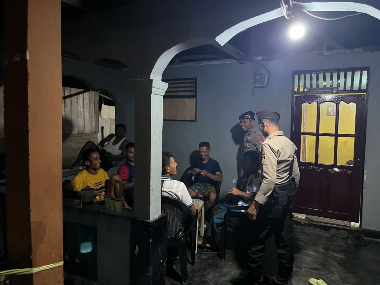 Personil Polsek Kepala Madan Sampaikan Pesan Kamtibmas melalui Patroli malam hari