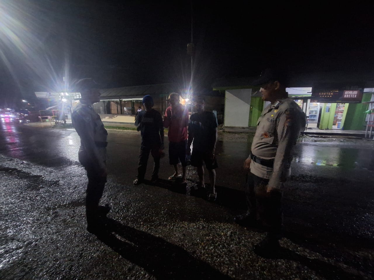 Cegah Aksi Premanisme, Personil Polsek Namrole Rutin Patroli Malam