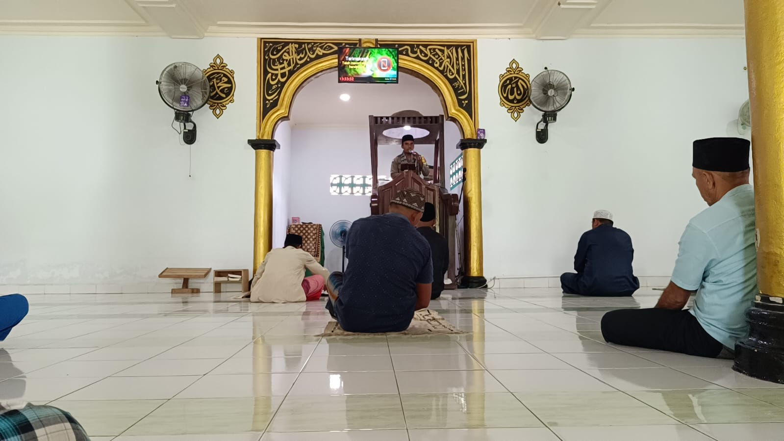 Kembali Lewat Mimbar Jumat, Bhabinkamtibmas Polsek Amahai Sampaikan Kamtibmas