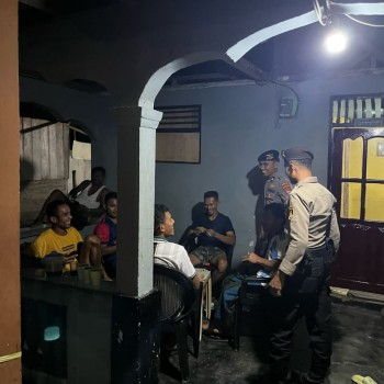 Personil Polsek Kepala Madan Sampaikan Pesan Kamtibmas melalui Patroli malam hari