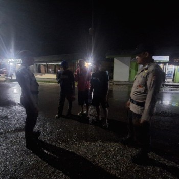 Cegah Aksi Premanisme, Personil Polsek Namrole Rutin Patroli Malam