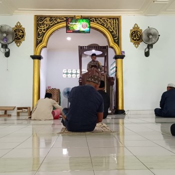 Kembali Lewat Mimbar Jumat, Bhabinkamtibmas Polsek Amahai Sampaikan Kamtibmas
