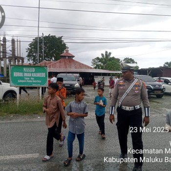 Sat Lantas Polres Maluku Barat Daya Maksimalkan Pengamanan Sholat Jumat pada Masjid Nurul Iman Kalwedo