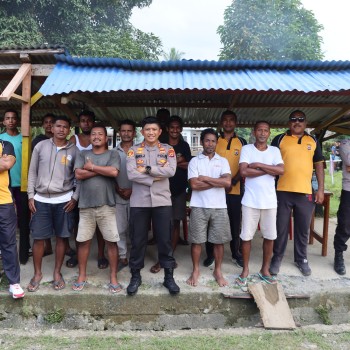 Kapolres Seram Bagian Barat Bantu Renovasi Pangkalan Ojek di Dusun Hatumuli