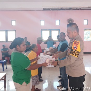 Pastikan keamanan dan kelancaran, Bhabinkamtibmas Alusi Bukjalim lakukan monitoring penyaluran BLT