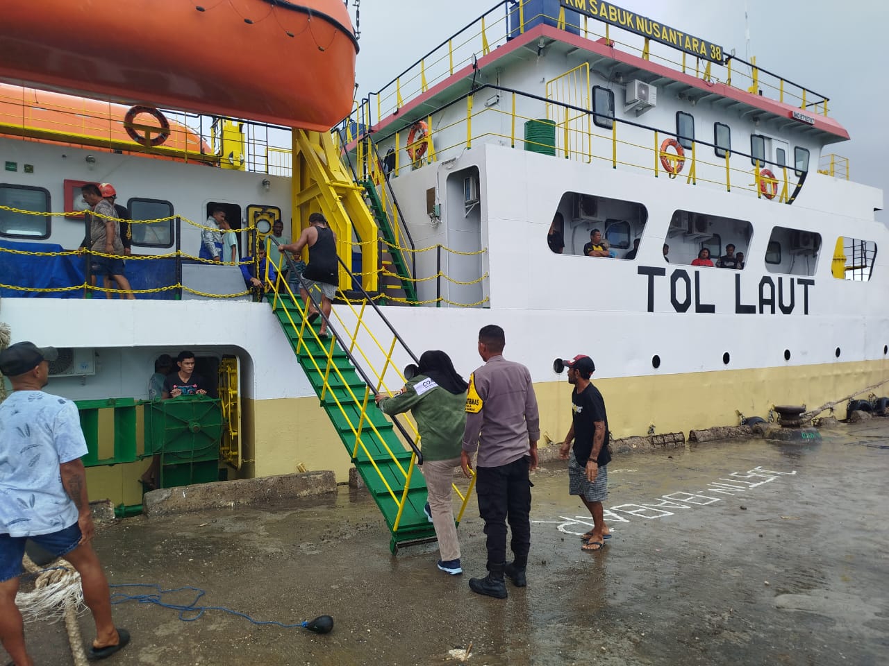 KPPP Polsek Tepa Pantau Aktifitas Penumpang di Pelabuhan Laut Tepa