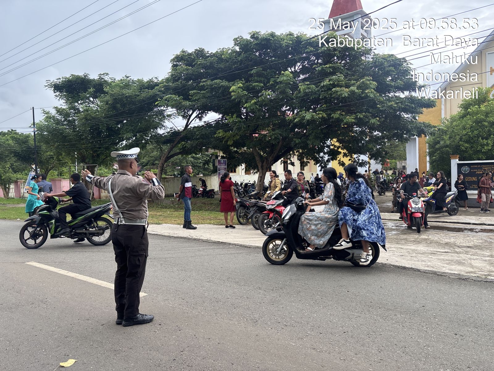 Sat Lantas Polres MBD Gatur Jalan, Ciptakan Rasa Aman Bagi Jemaat Saat Beribadah